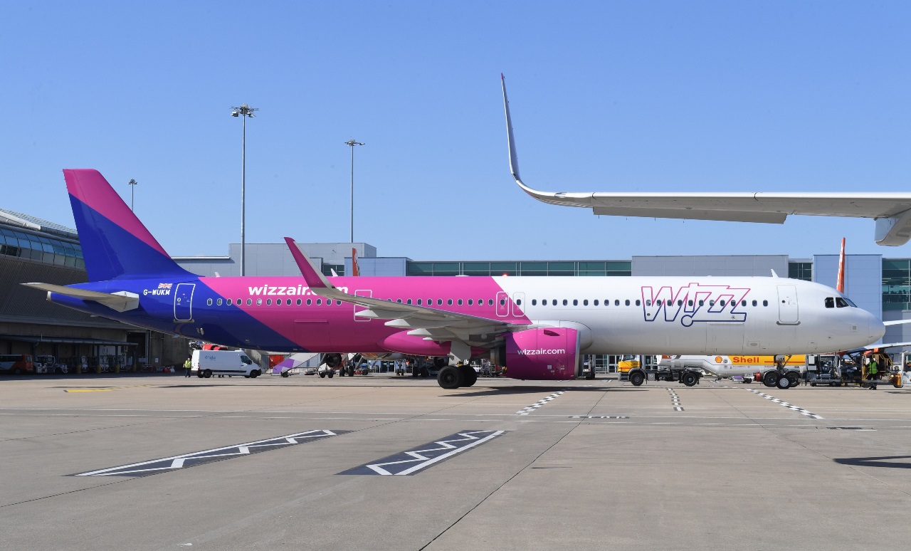 Ritardi e cancellazioni dei voli, Wizz Air lancia la chat vocale per fornire info ai passeggeri